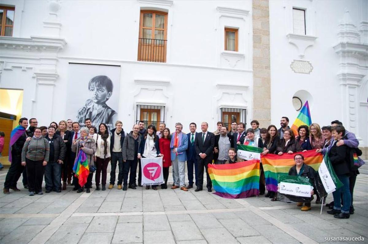 Luz verde en Extremadura a la ley más avanzada de España para la igualdad LGTB