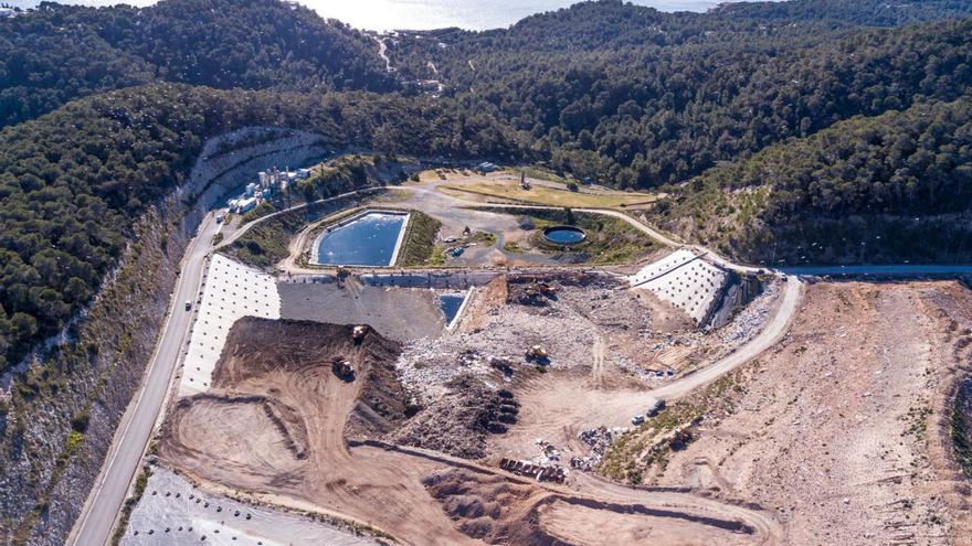 Vista aérea de parte del vertedero de Ca na Putxa, en la zona de Cala Llonga. | D. I.