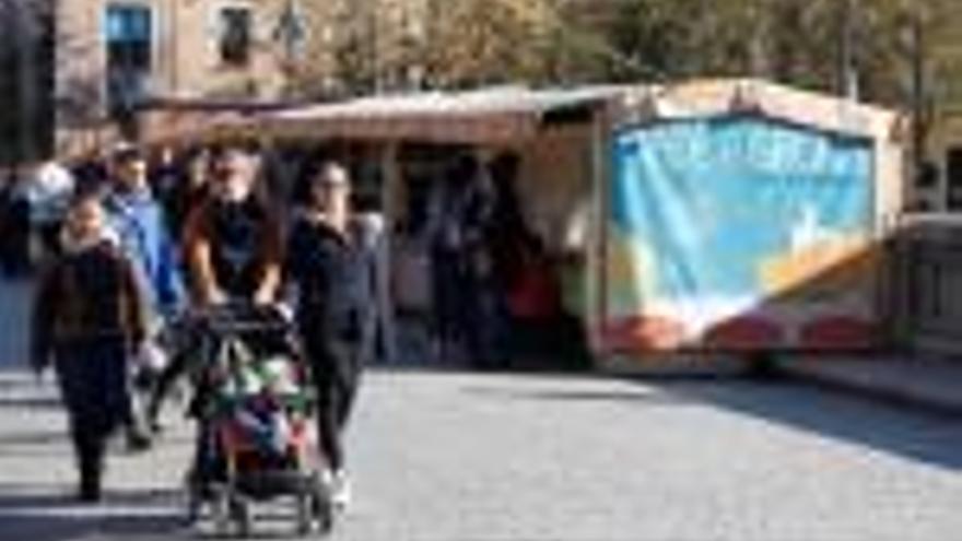 Parades d&#039;artesania al pont de Pedra de Girona.