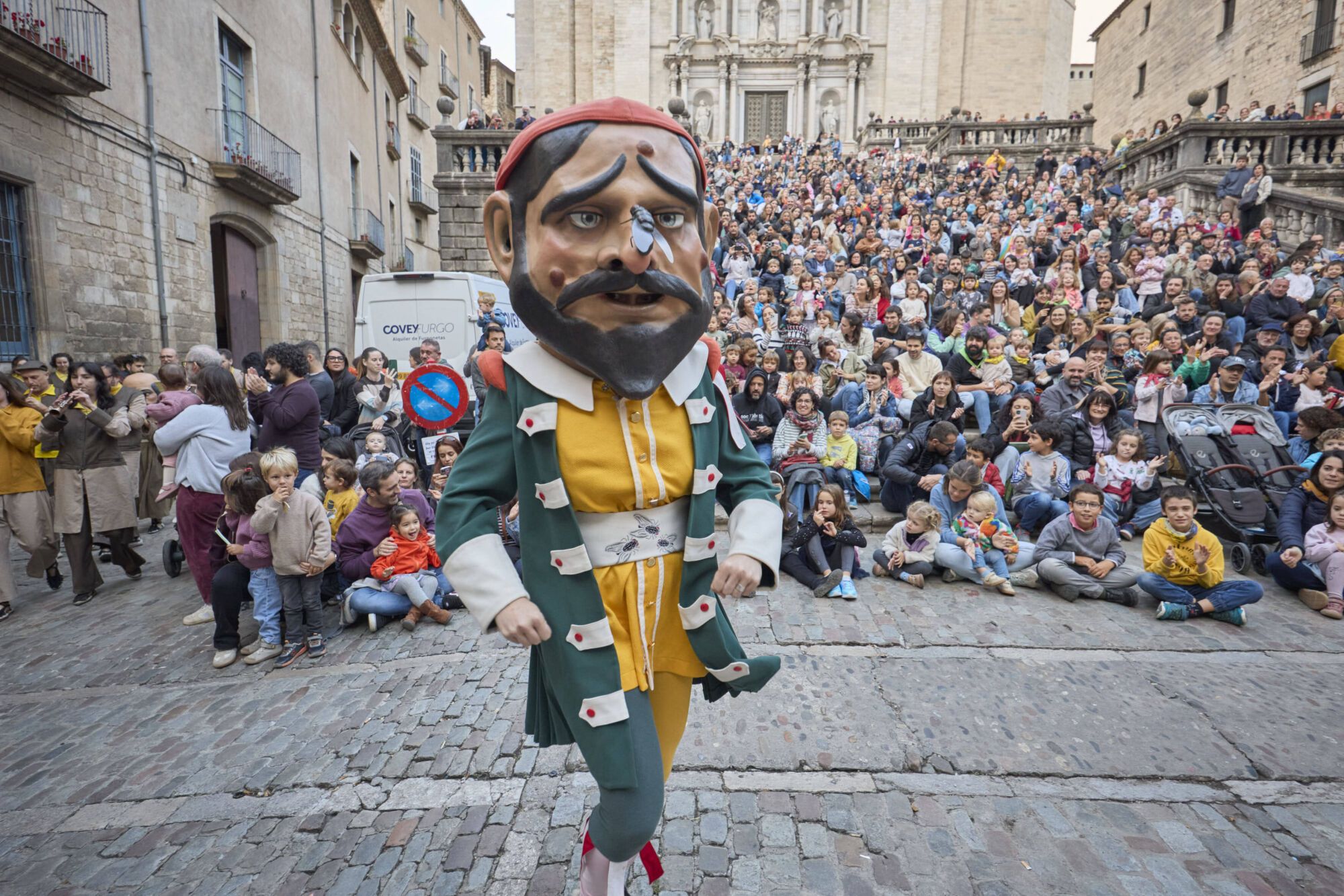 Les fotos de la passejada de capgrossos i gegants a la plaça de la catedral de Girona