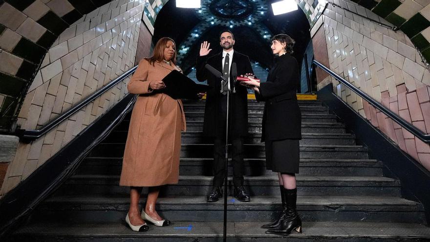 New York Attorney General Letitia James, left, administers the oath of office to mayor-elect Zohran Mamdani, center, as his wife Rama Duwaji looks on, Thursday, Jan. 1, 2026, in New York. (AP Photo/Yuki Iwamura) Associated Press / LaPresse Only italy and spain. EDITORIAL USE ONLY / ONLY ITALY AND SPAIN