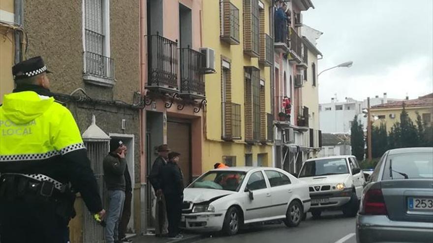 Detenido por conducir ebrio y empotrar su coche contra una casa