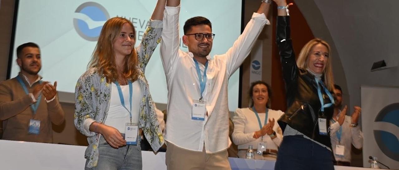 Juan Diego Chaves, nuevo presidente de NNGG, junto a Beatriz Fanjul y María Guardiola, este viernes en el complejo San Francisco de Cáceres.