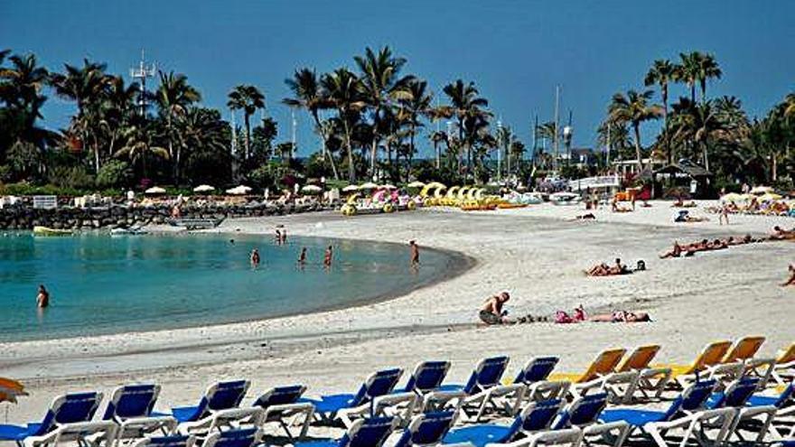 Hamacas y otros servicios de playa en la urbanización Anfi del Mar.