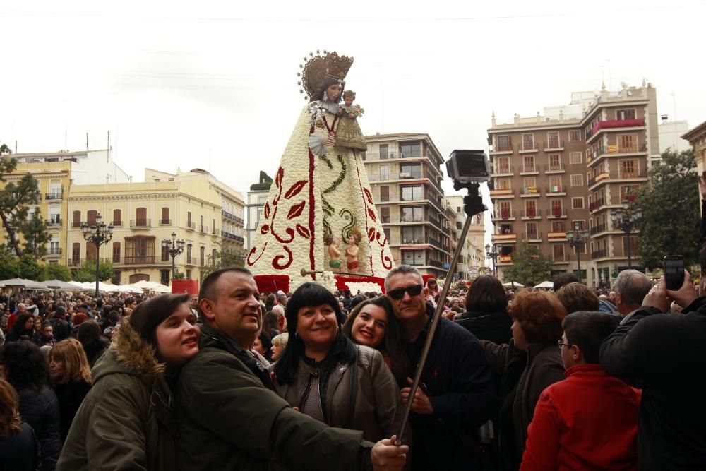 La plaza se llena para ver el manto de la Virgen