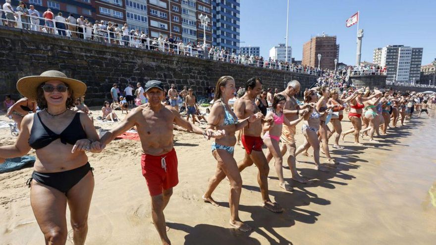 Gijón celebra hoy su día grande: danza prima y Restallón en San Lorenzo