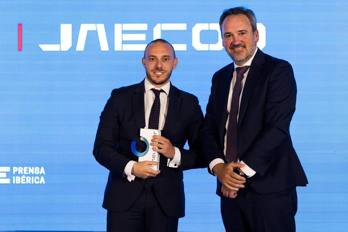 Leonardo Scarcelli, Network Development Manager de Omoda-Jaecoo, junto a Juan Vilda, director de acuerdos de distribución de Mapfre España