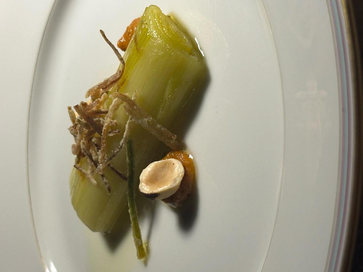 Puerro confitado a baja temperatura con salsa romesco