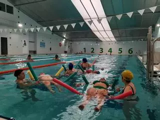 Bueu ultima el reglamento de la piscina, que estará abierta 65,5 horas a la semana