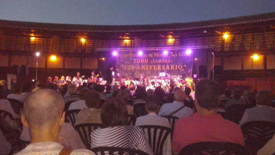Un momento del concierto celebrado en la plaza de toros de la ciudad.