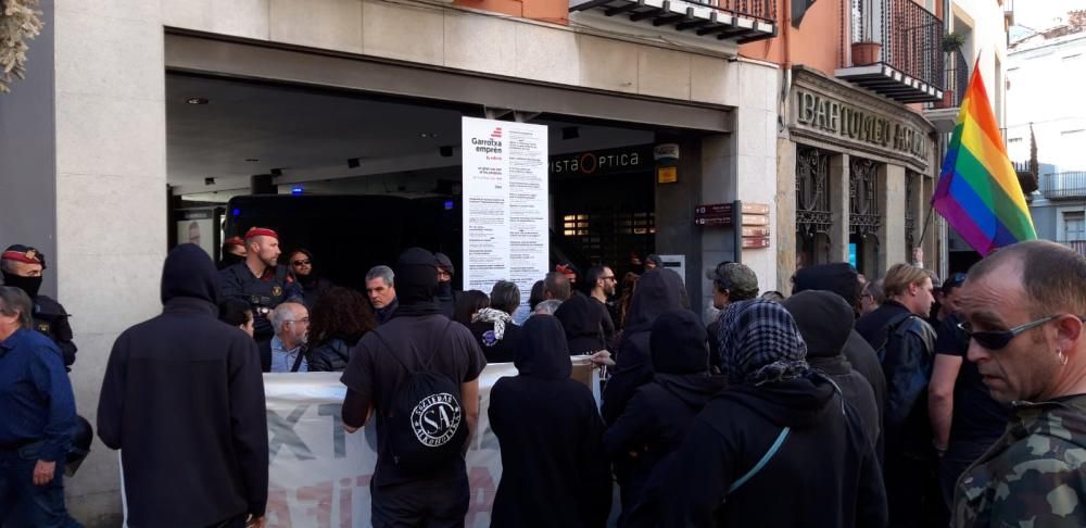 Manifestació contra una parada de VOX a Olot