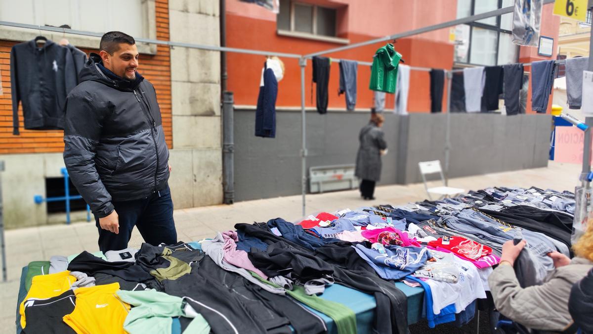 Josué Bizarra, en la calle Escuela de Capataces, en su puesto de textil. | A. Velasco