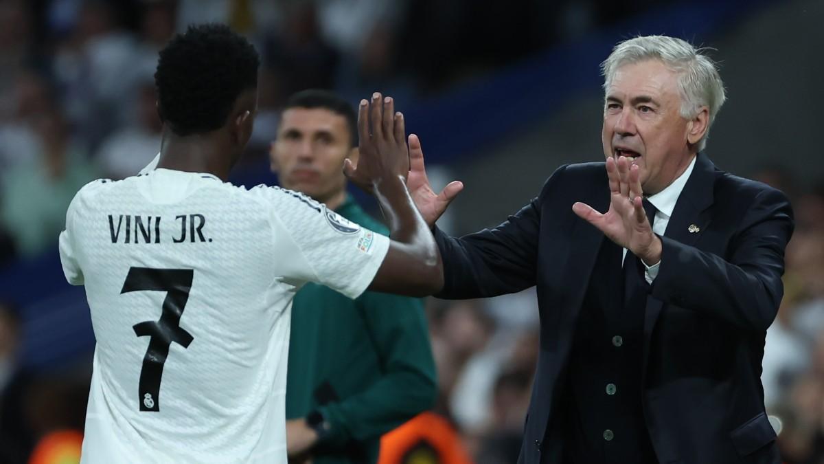 Vinicius celebra con Ancelotti en el Real Madrid