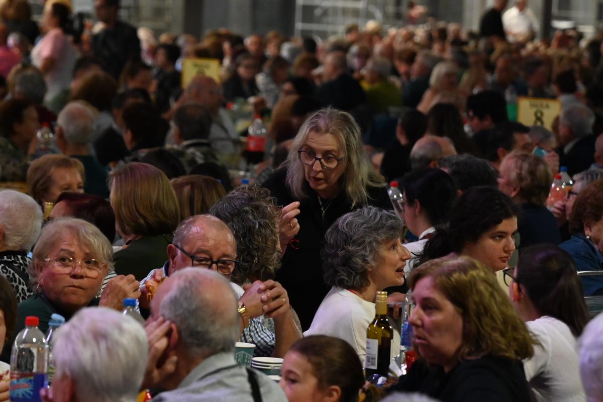 Fotogalería I La plaza del Estadio de la Cerámica, a rebosar en la macrocena de veinos de Sant Pasqual Fotogalería I La plaza del Estadio de la Cerámica, a rebosar en la macrocena de veinos de Sant Pasqual