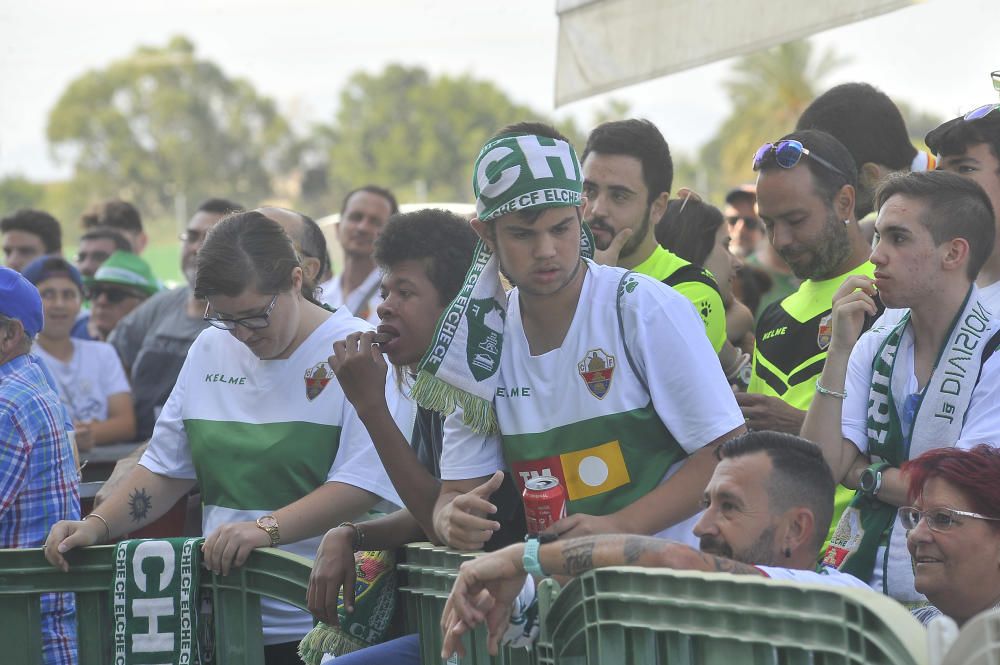 Unos mil aficionados ven el triunfo del Elche en pantalla gigante junto al estadio Martínez Valero