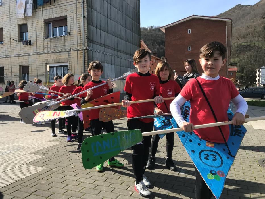 Desfile escolar en el Antroxu de Laviana