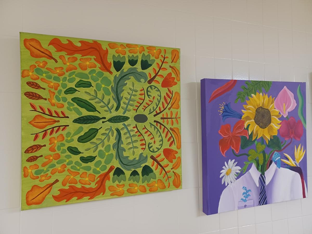 Cuadros en la sala de espera del hospital de Xàtiva.
