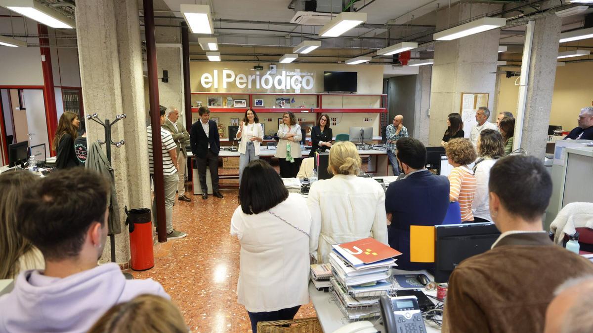 María Ortiz se dirige a los trabajadores de EL PERIÓDICO EXTREMADURA. A su derecha, el director general Sergi Guillot, y a su izquierda, la directora Marisol López del Estal y la directora general Ángeles Rivero.