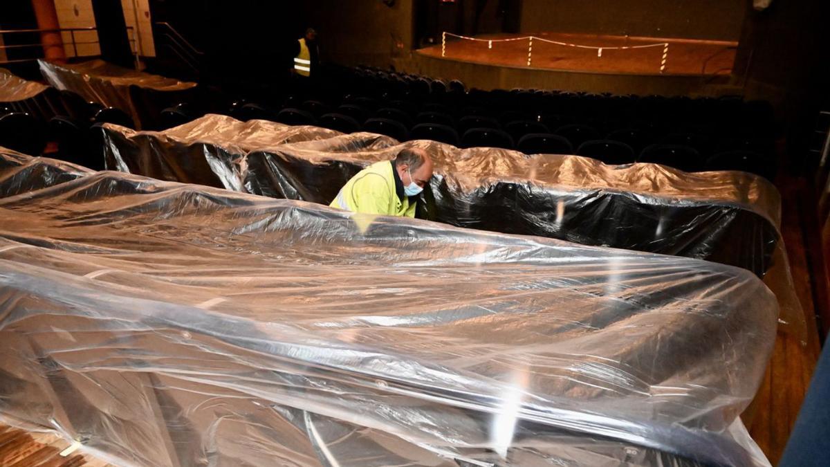 Trabajos para proteger las butacas del Teatro Principal, en la mañana de ayer.   | // RAFA VÁZQUEZ