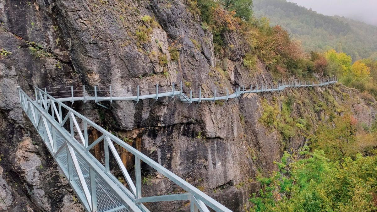 Abren las nuevas pasarelas de Panticosa, un recorrido de vértigo a 100 metros de altura