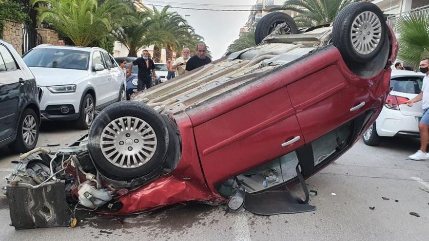 Un conductor borracho vuelca su coche y daña a otros vehículos en Moncofa.