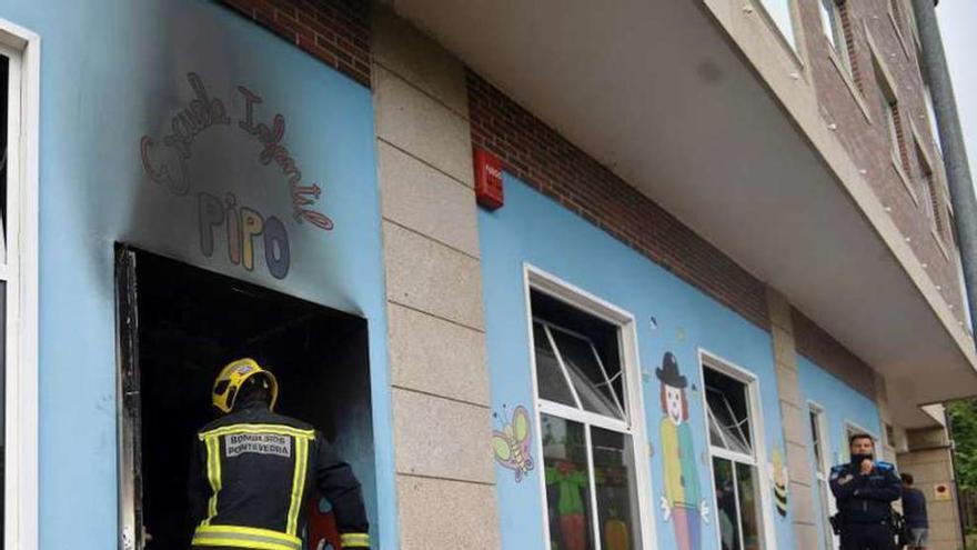 Uno de los bomberos en el interior de la guardería completamente calcinada. // Gustavo Santos