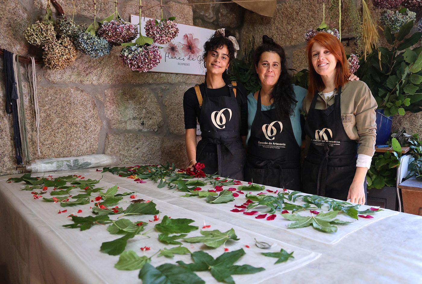 Antía Vargas, Uxía y Nuria Benlloch, artesanas de ‘Las flores de Greta’