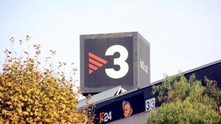 El logotip de TV3, al dau corporatiu de les instal·lacions de Televisió de Catalunya