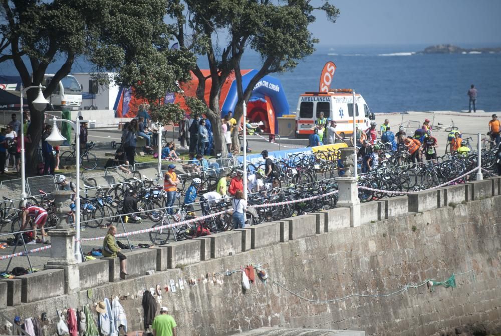 Más de 300 deportistas en el X Triatlón de Riazor