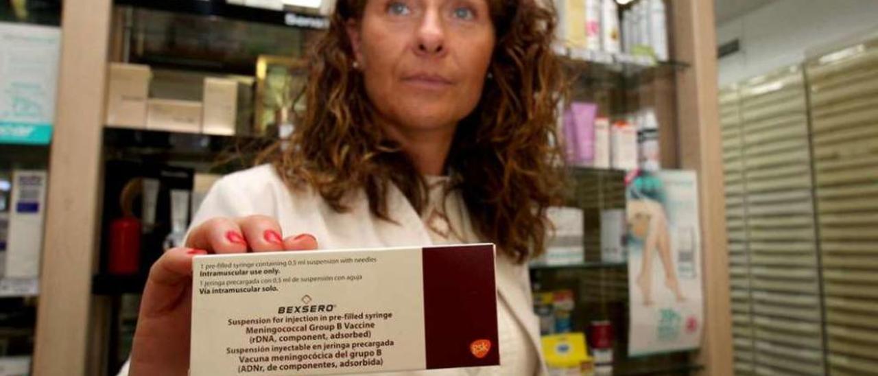 Vacuna contra la meningitis B, ayer, en una farmacia de A Estrada. // Bernabé/Noelia Porta