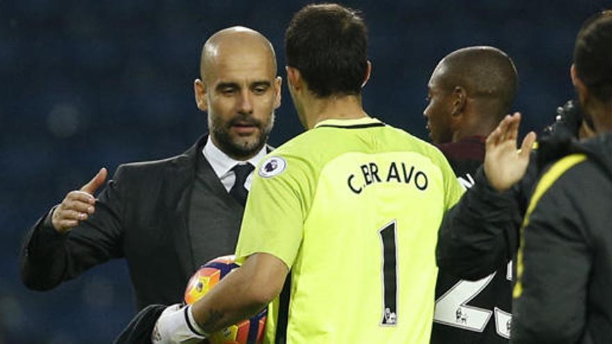 Guardiola felicita al meta Bravo tras el partido.