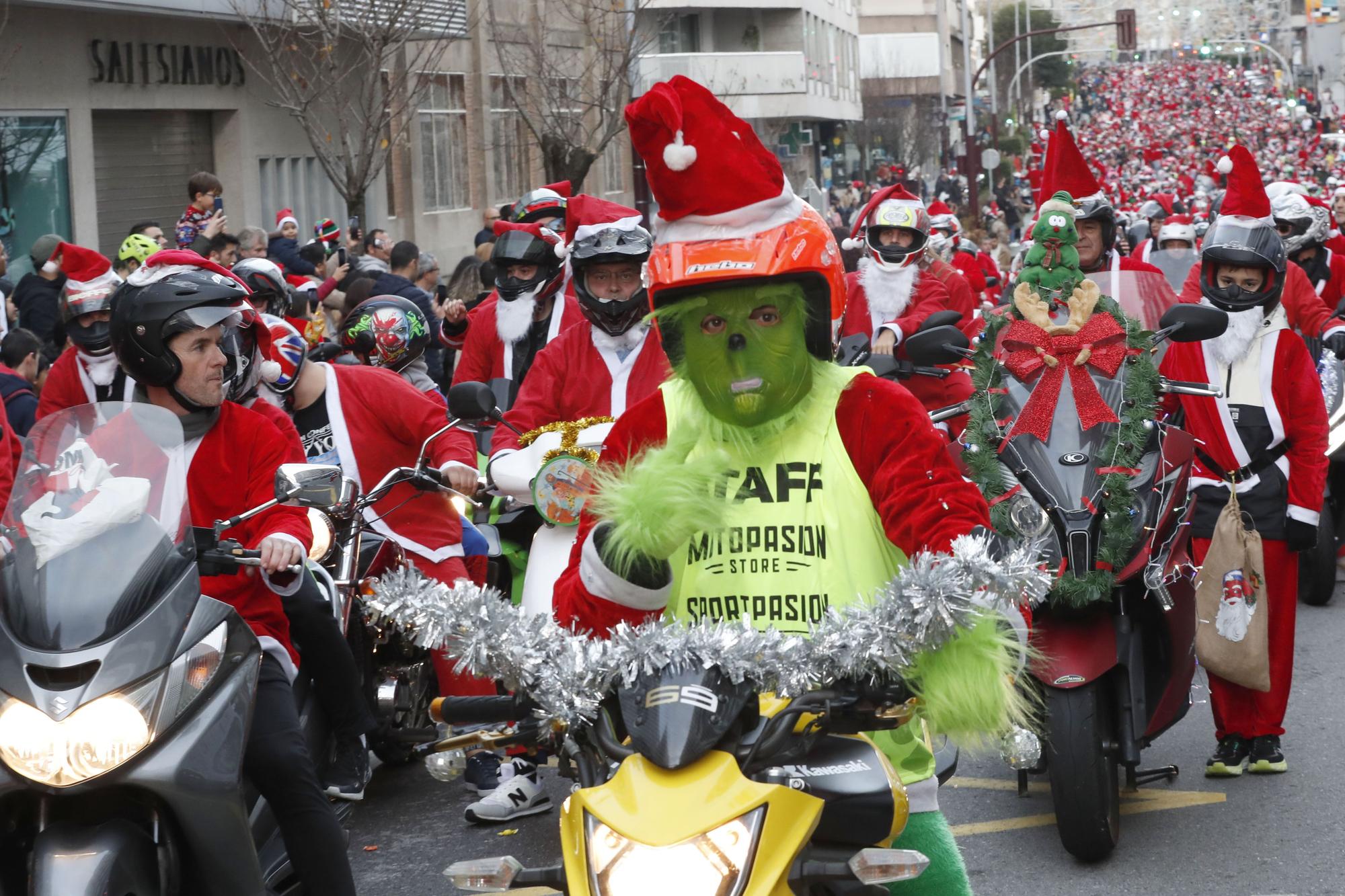 Papa Noel guarda los renos y saca la moto