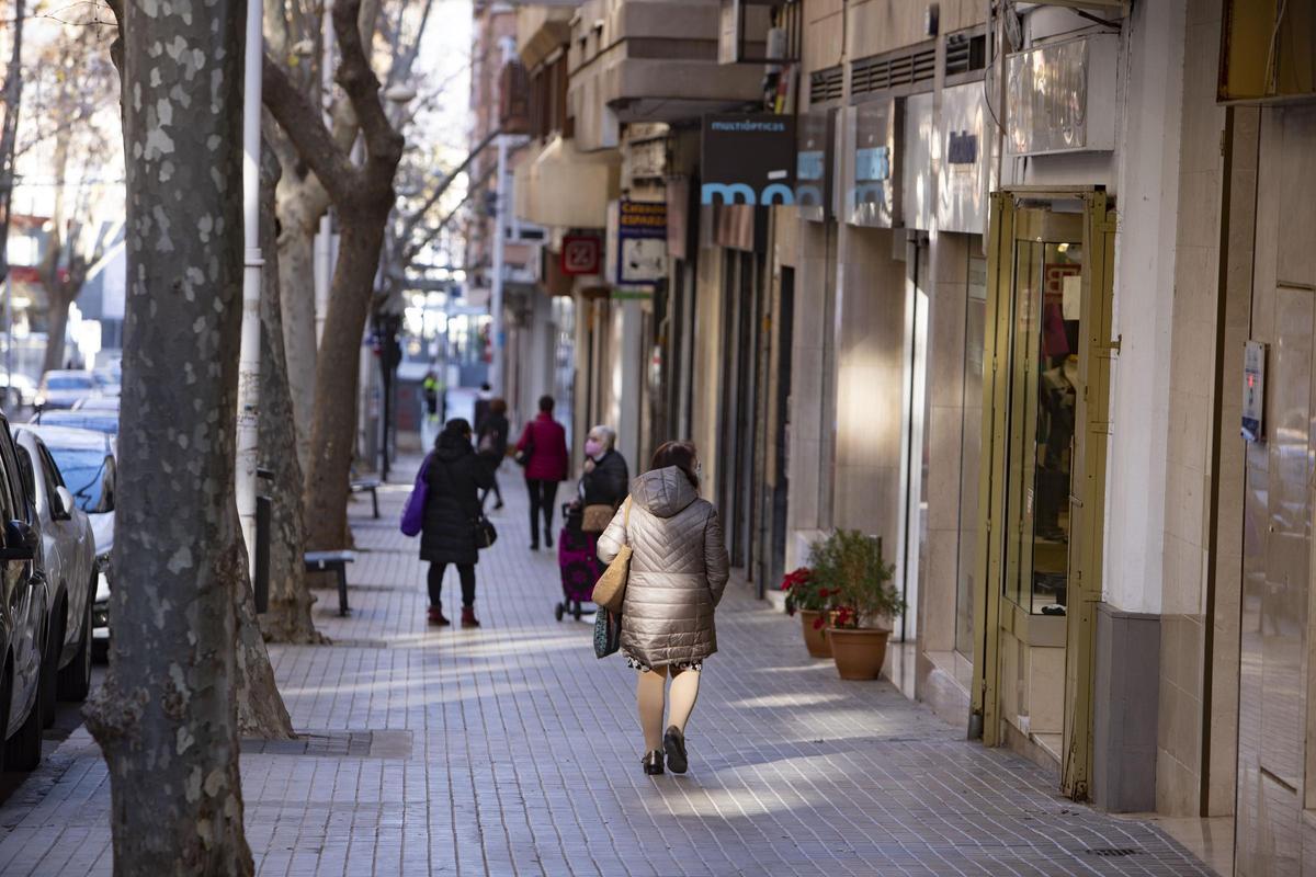 Calle comercial de Xàtiva con establecimientos abiertos, en una imagen de archivo.