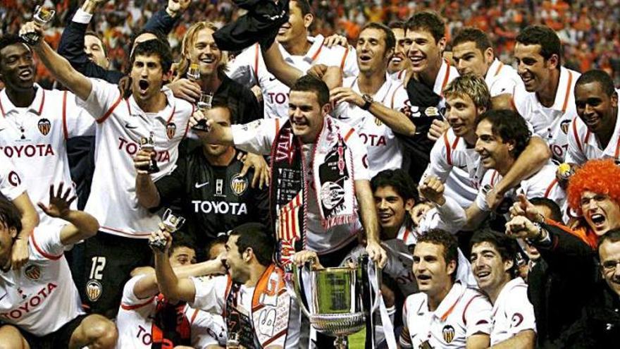 La plantilla posa con la séptima Copa de la historia del club.