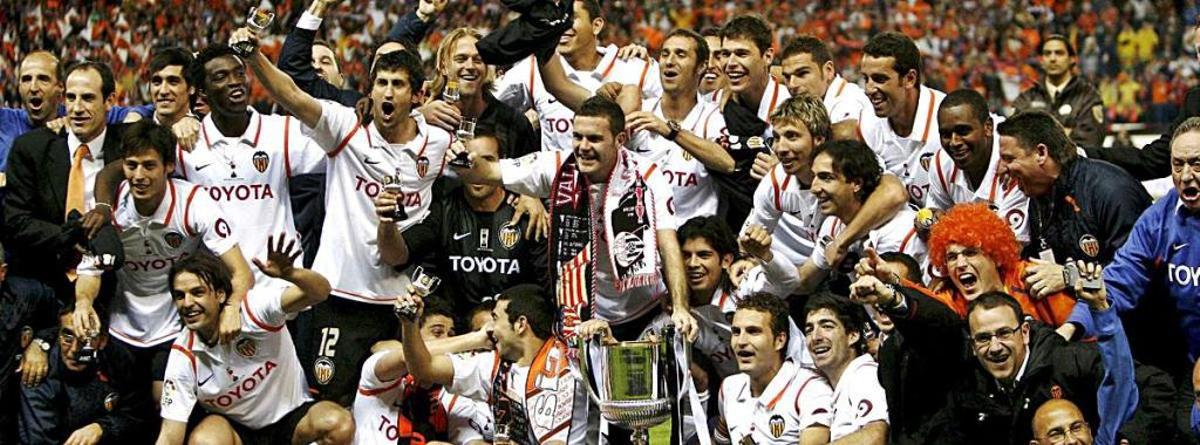 La plantilla posa con la séptima Copa de la historia del club.