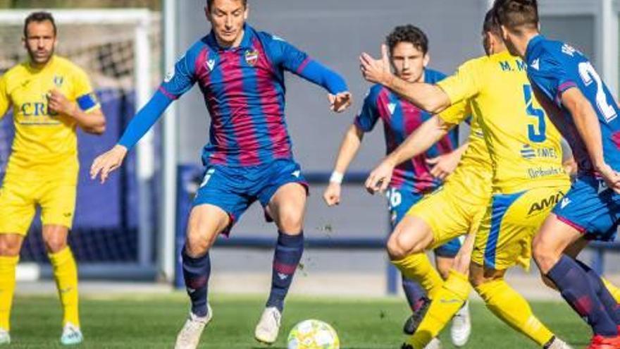 El Orihuela trata de recuperar un balón, ayer en la Ciudad Deportiva de Buñol.