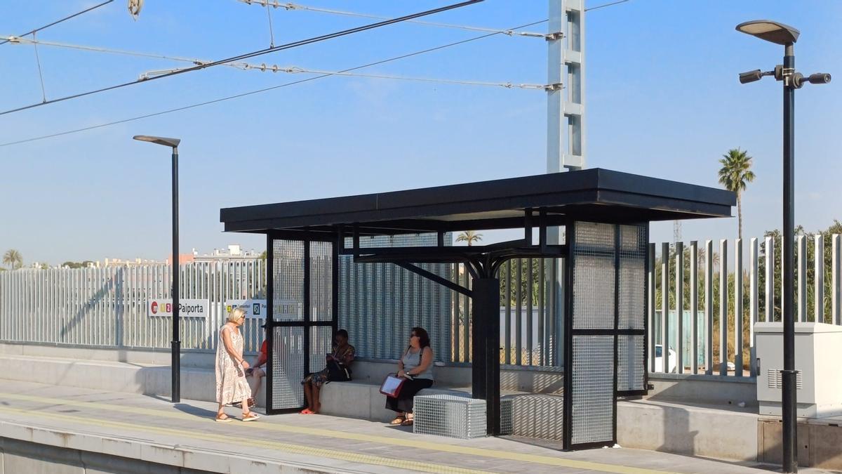 Los viajeros bajo una de las marquesinas en la estación de Paiporta.