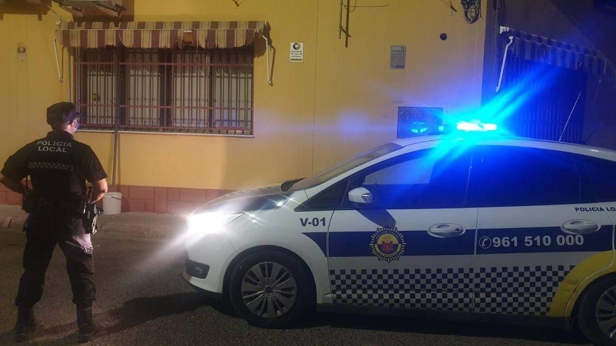 Un agente de la Policía Local de Alaquàs durante un servicio.