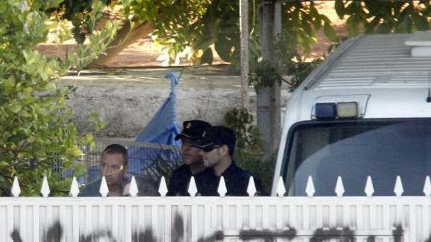 José Bretón, en una de sus visitas con la policía a Las Quemadillas. / efe