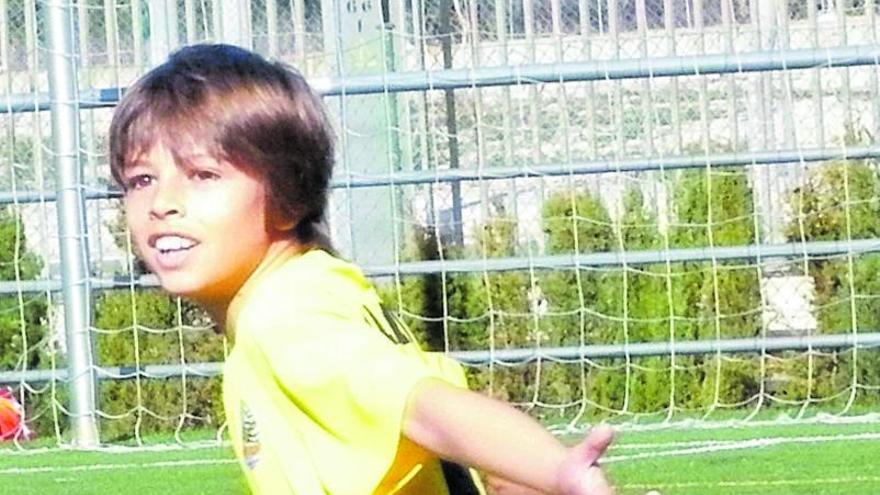 El primer equipo de Alberto fue la escuela de fútbol que coordinaba su padre: el Costa Alicante. | FAMILIA MARÍ