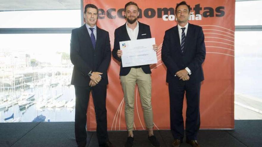 Uno de los responsables de Qubiotech, en el centro, tras recoger el diploma de ganador del premio Ideas.