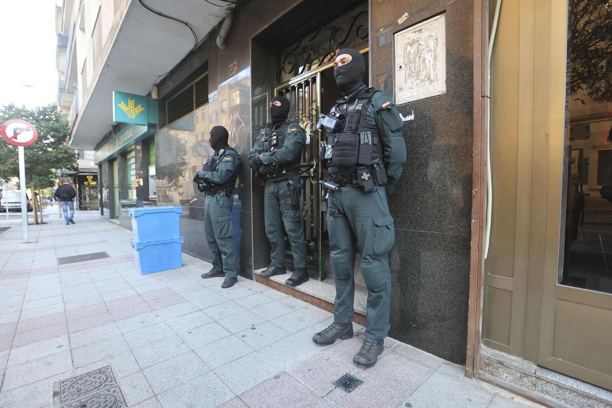 La Guardia Civil, a la puerta de la vivienda de José Luis Pascual en Salamanca