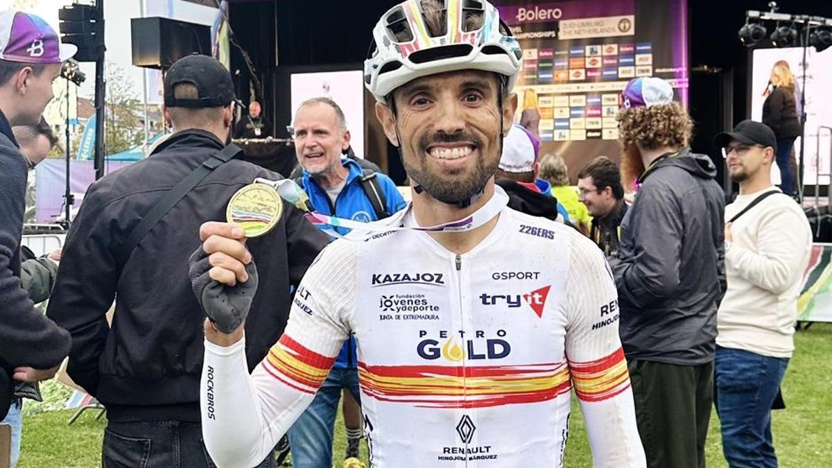 El extremeño, con su medalla.