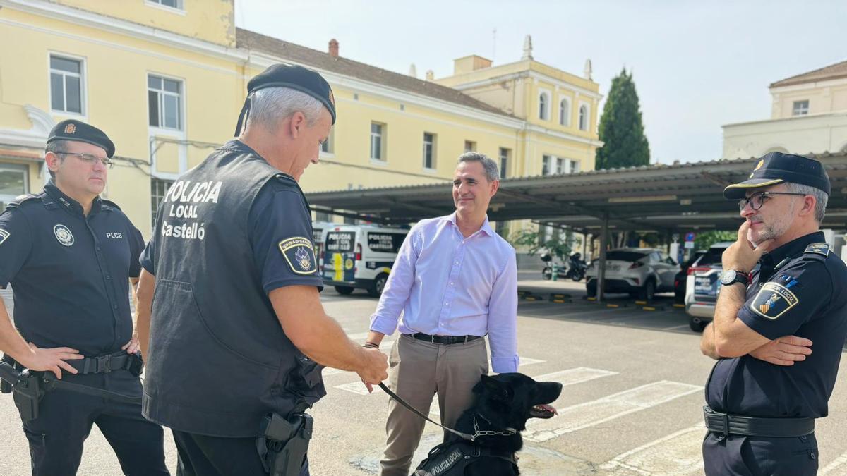 Ortolá, junto al comisario de la Policía Local, un perro policía y los responsables de la Unidad Canina y la Unidad de Agente Tutor.