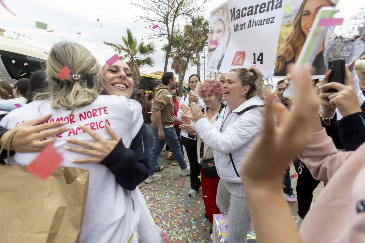 Las candidatas regresan a Alicante arropadas por una emotiva bienvenida de foguerers, en imágenes Las candidatas regresan a Alicante arropadas por una emotiva bienvenida de foguerers, en imágenes