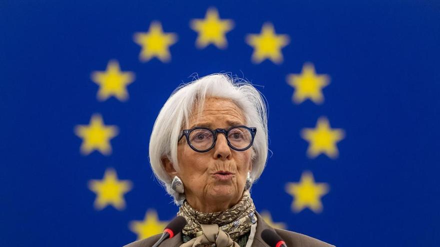 El BCE cede a la presión por los precios y sube lo
