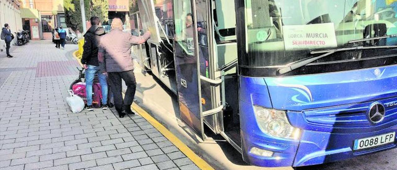 Los viajeros recogen su equipaje del autobús a la llegada a la estación del Carmen de Murcia.  | PILAR WALS