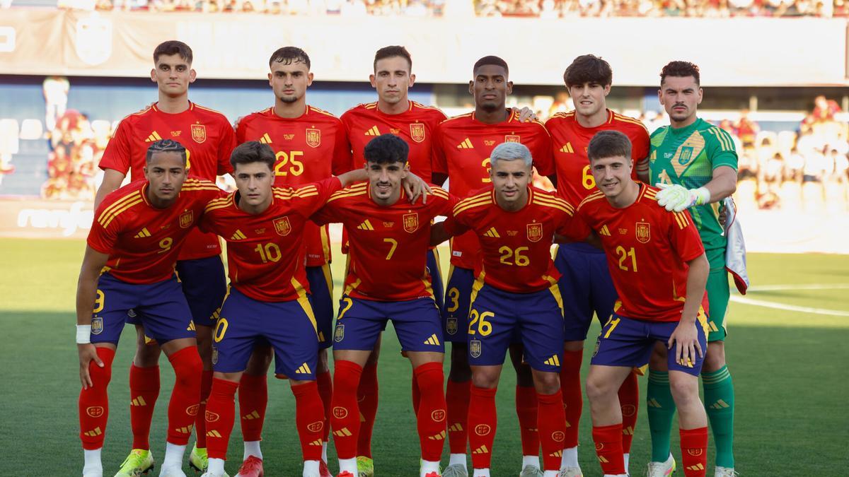 Los jugadores de la selección española sub 21 momentos antes del partido amistoso de esta categoría entre España y Ucrania.