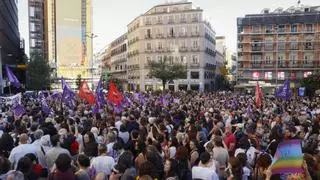 La repulsa a Rubiales reúne a centenares de feministas en el centro de Madrid: "No es un pico, es una agresión”