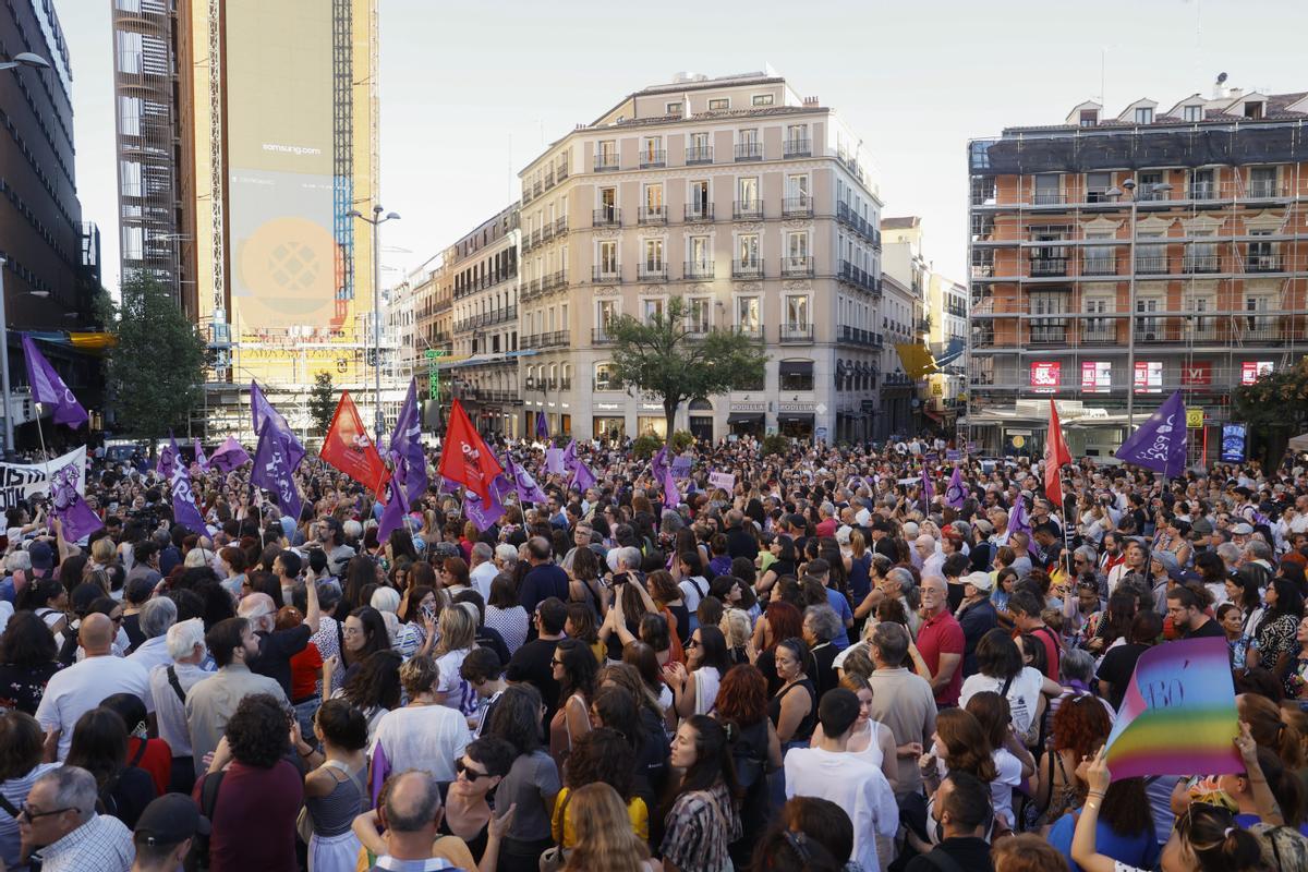 La repulsa a Rubiales reuneix centenars de feministes en el centre de Madrid: «No és un ‘pico’, és una agressió»